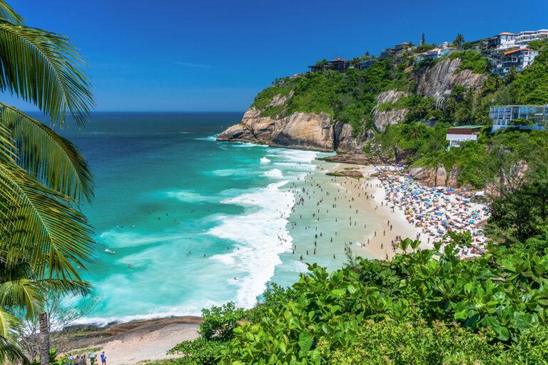 Der malerische Joatinga Beach von Rio de Janeiro liegt in einer winzigen Bucht mit türkisblauem Wasser und üppiger Vegetation, Brasilien